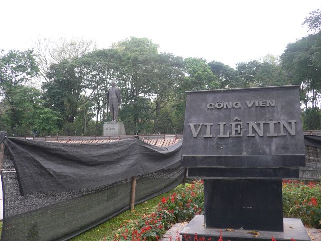 前にあるレーニン公園　レーニン像が立つ　道を挟んで中国大使館です