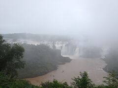 遊歩道の入口までバスで移動して、そこから遊歩道を歩きます。

滝の全景が見えて、わかりやすいです。

やはり、ブラジル側とアルゼンチン側の両方を見るのであれば、先にブラジル側に来て、全景を見た方がいいと思います。昨日アルゼンチン側に行った時には、何がどうなってるのか、わかりませんでしたから。

