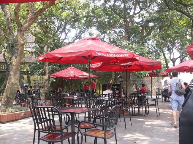 １時すぎ　もう疲れたし暑いしカフェインが切れているし博物館となりの<br />ハイランズコーヒーに寄ることに　やったー