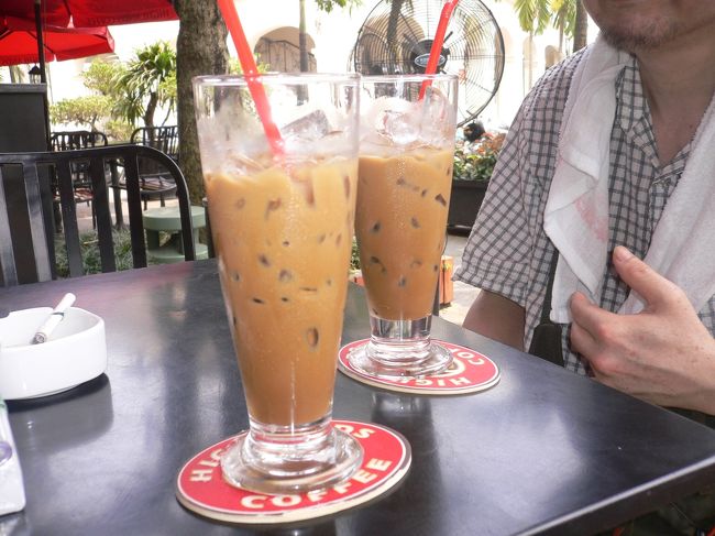 べトナムでは　ホワイトコーヒーと言うとミルク入りが来ます<br />２９５００ドン　旅の間いつも水を持っていて　コーヒーに少し<br />入れて好みの味で飲んでました<br />あーリフレッシュ