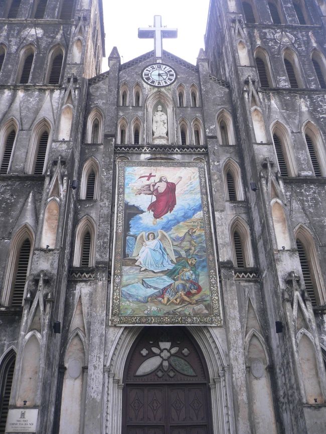 ハノイ大教会まで歩いてきました。しかも少し迷ったし　もう午後２時を<br />過ぎてます<br />神様お願いします　ちょっと休ませて