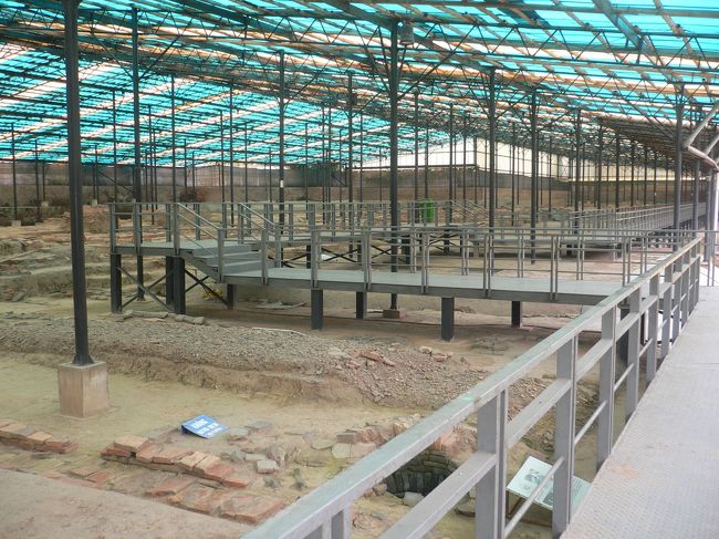 道路を渡るとホアンジエウ１８番遺跡<br />入場料はタンロン遺跡に含まれてます<br />ダメ元で係員から請求されるトラブル続出とか聞きましたが<br />誰も出ても来ません<br />遺跡にも人っ子一人いません<br />帰り際に気づきましたが写真撮っちゃダメらしい