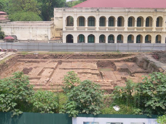 今なお発掘されています　瑞門の上から<br />水１５０００ドン　ダンナがヘリテージ価格だと言いますが<br />普通いくらなのかわかりません