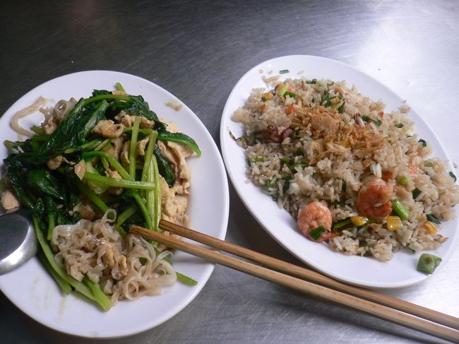 結局ホテルまで歩き　隣の食堂でご飯<br />チャーハン６００００ドン　炒めフォー５００００ドン<br />道の端にテーブルとか置いてある店の割に高いそうです<br />当たり前ですがべトナム人は違う値段です