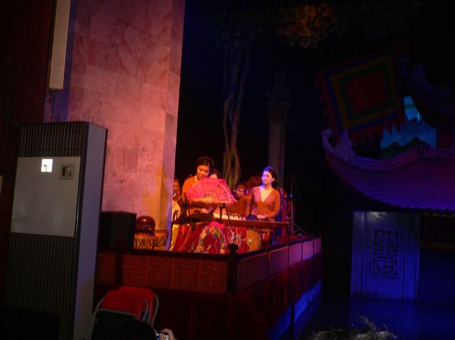 前から３列目でそこまでほとんど日本人でした<br />オプショナルツアーらしく　ガイドさんに案内されています<br />外にHISのロゴの入った大型バスが止まってました<br /><br />楽器の人と歌の人が端に座っています