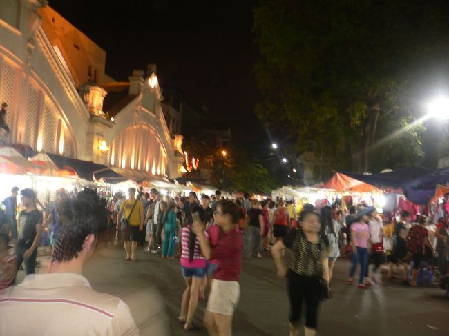 明日の予定も決まって　ハノイ最後の夜を楽しもうと<br />ナイトマーケットへ　ドンスアン市場まで続いていて地元の人用がほとんど<br />今回パソコンを持って来たので荷物が重いだろうと<br />一応気を使って買い物はせず<br />