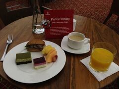 そしてドバイ乗り換えで東京へ。

ドバイ空港のターミナル３のラウンジは、最高でした。

機内食でお腹はいっぱいだったので、食事は取らずにデザートだけ。



これでおしまいです。
最初のリオの街を歩いている時はどうなることやらと思いましたけど、終わってみたら、とても楽しいブラジル旅行でした。また行くことがあるかな？