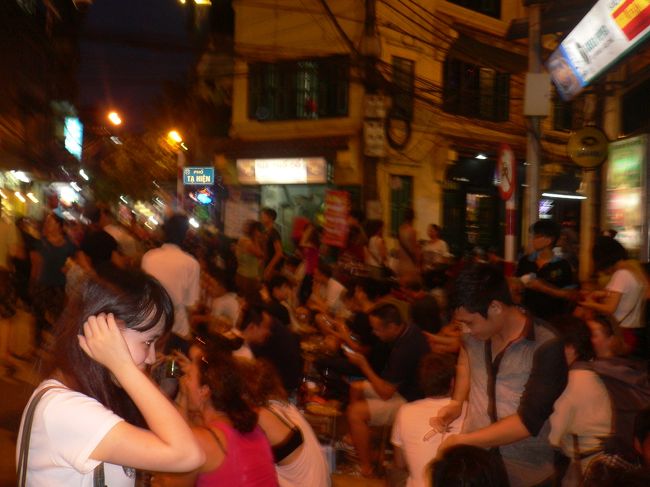 なんか軽く食べようとホテルの方へ戻ると　歩行者天国になっていて<br />小さいテーブルと椅子が道路に並べられ　路上ビヤホイで<br />沢山の人が飲み食いしていてびっくり