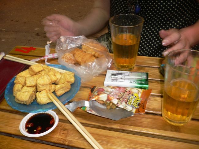 大きめのグラスビールが一杯25円（いきなりの円表示）<br />今まではシェムリアップの０，５ドル（おっとドル表示）が最低価格だったけれど<br />更新されました<br />何杯ずつ飲んだか忘れたけれど　おツマミの豆腐あげが美味しくて<br />帰国した夜にも作って食べました<br />大好きな空芯菜炒めと持ち込みと売りに来たドーナツとか買いに行った<br />焼き鳥とか何でもアリです