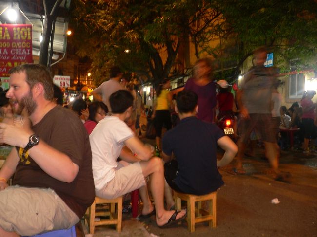 地元の人に観光客も混じって　まさにドンチャン騒ぎ<br />ヨー（乾杯）<br />楽しかったです<br />車止めの所やみんなが飲んでいるそばには　沢山の公安がいて<br />治安維持に努めているので　（見張られつつも？）安心していられます