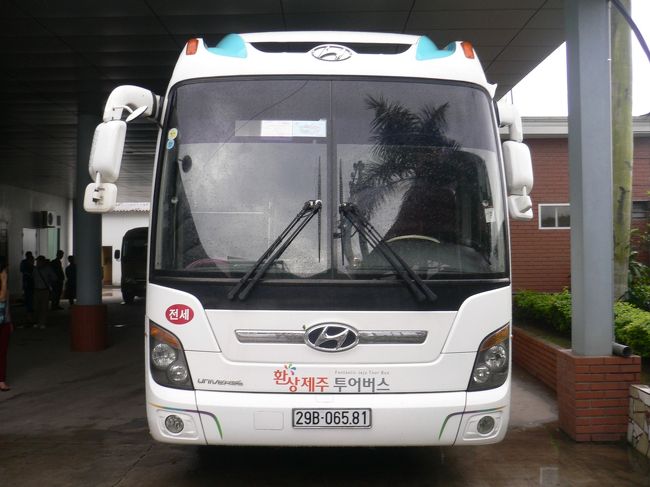 マイクロバスで迎え来て　その後この45人乗りの韓国製のバスに乗り換え出発。空席は５席くらいでした。<br />雨はなかなか止みません　ホントすみません