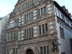 ネズミ捕り男の家 Rattenfangerhaus

1602から1603年にかけて、市参議会員アーレンズのために建築された家。この家の名前は「ネズミ取り男」の伝説が壁に刻まれていることに由来しています。

横の路地はブンゲローゼン通りといって130人の子供たちが消えた場所で、今でも音楽や踊りが禁止なのだそうです。