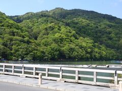 渡月橋から見た嵐山。
桜の面影は全くなく，綺麗な緑に覆われていました。
