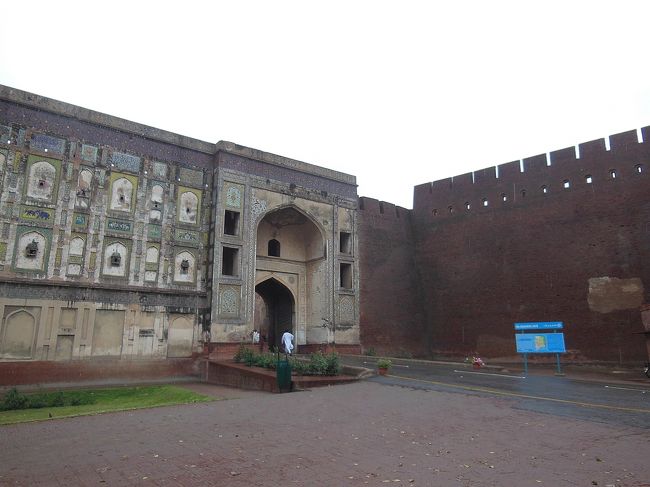 ラホール城のシャー・バージ・ゲート隣のスペースに車を止めます。<br /><br />シャー・バージ・ゲートにはムニールさんの知り合いが何人かたむろしていて、挨拶。<br /><br />おりしも雨がポツリ、ポツリ。<br />傘がないか尋ねると、その場の男性のひとりが「15分で雨は止むから大丈夫」とのこと。<br /><br />「本当だね？」と傘なしで行きかけると、別の警備員がビニール傘を持ってきてくれました。感謝。<br />