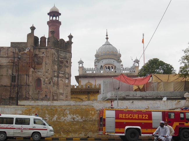 バードシャーヒー・モスクに歩いて向かいます。<br /><br />写真はよくわかりませんが、ラホール城側の眺めでしょうか。