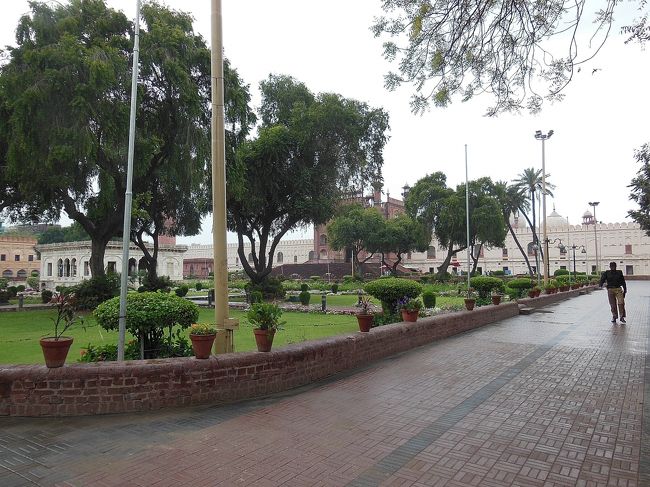 バードシャーヒー・モスク敷地に入ってきました。