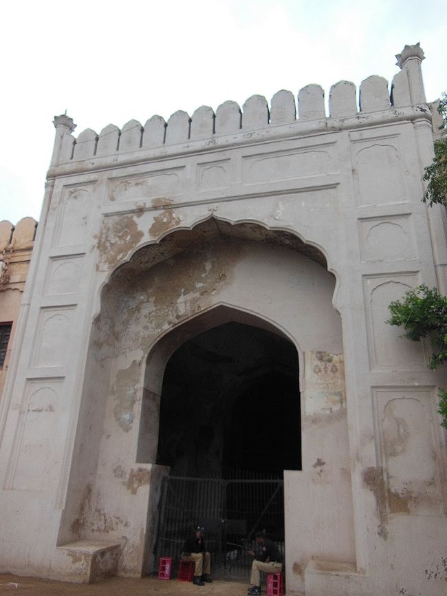 Roshnai Gate脇を通って、