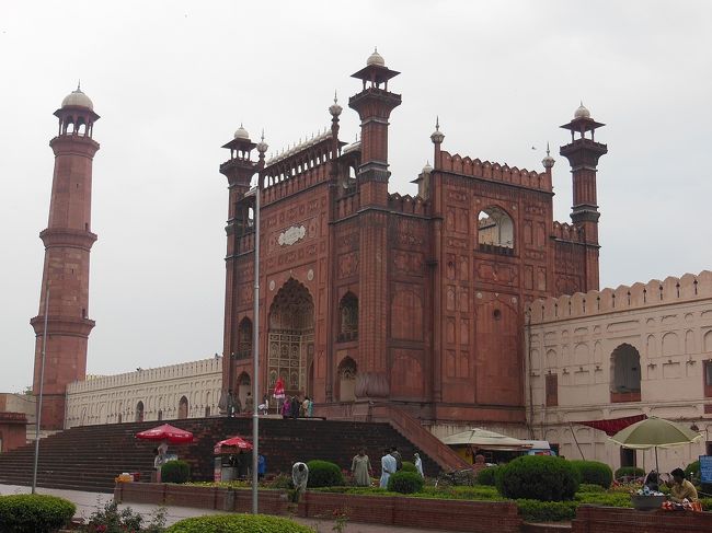 バードシャーヒー・モスク正面へ