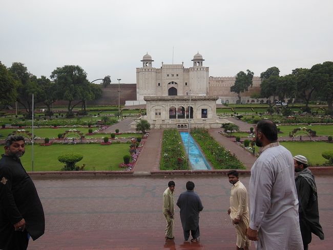 バードシャーヒー・モスク正面からラホール城正門（Alamgiri Gate）を望む。<br /><br />