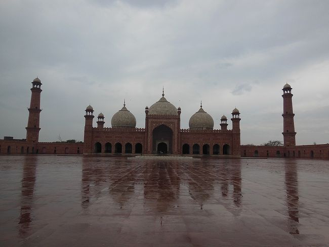 靴を脱いで、バードシャーヒー・モスクの中へ。<br /><br />17世紀後半にムガール帝国最盛期の第6代皇帝アウラングゼーブが建設したモスクで、中央広場は1辺が160mあり、10万人が一度に参拝できる世界最大規模とか。<br /><br />