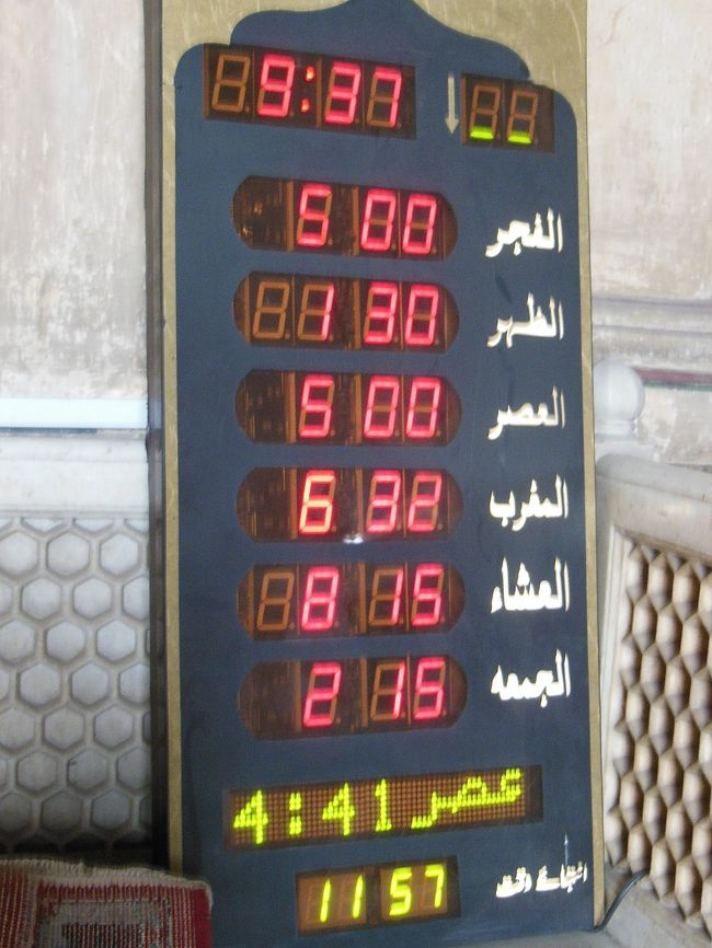 お祈りの時間を示すデジタル掲示板<br /><br />通常は1日回ですが、今日は金曜日ということで6回だそうです。<br /><br />金曜日ということで、信者の方が大勢来ているのかと思いましたが、朝早いせいか、そうでもありませんでした。通常の礼拝には使っていないのでしょうか。