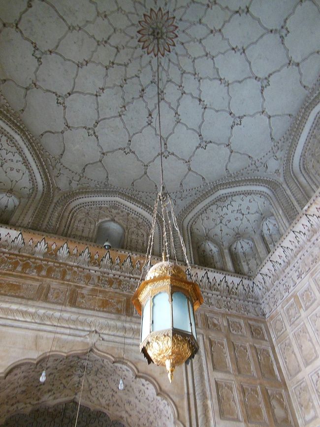 天井からぶらさがるランプ