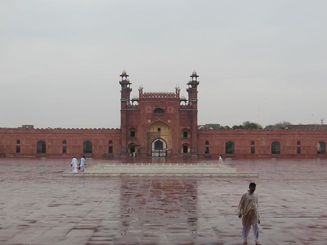 中庭の向こうが正面入り口