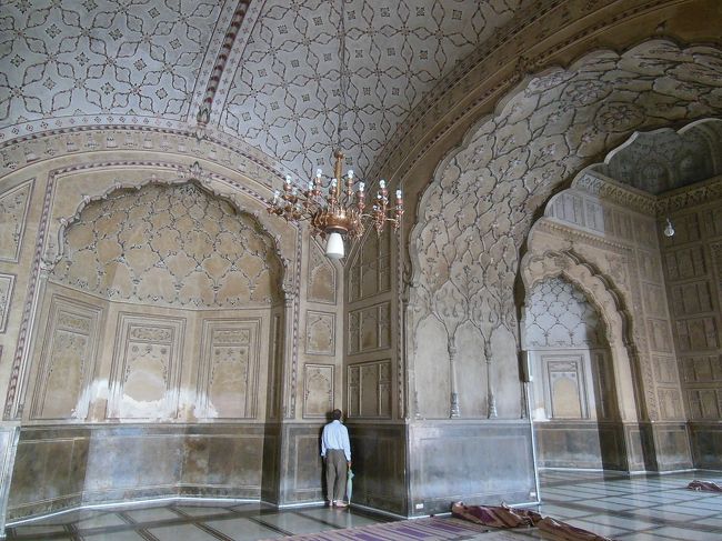 この建物もエコーがかかるようになっており、向こう側でムニールさんが話す声が、こちらの壁から聞こえます。