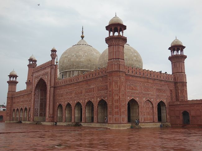 改めて、バードシャーヒー・モスクの端麗な建物