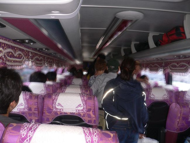 車内足元もまあまあの広さ<br />ガイドさんが２人いて、べトナム人も半分位いて日本人は私たち含め<br />5人、韓国人２人あとは白人系の人