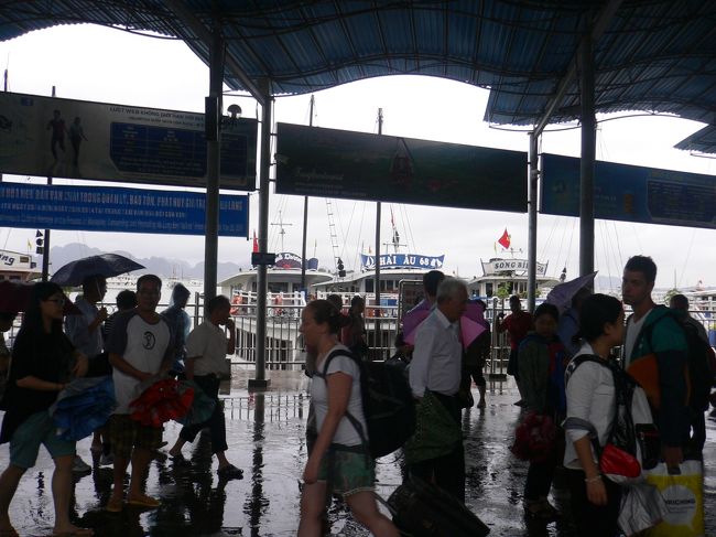 船着場に到着<br />ここで２班に別れ<br />チケットを渡されて乗船します