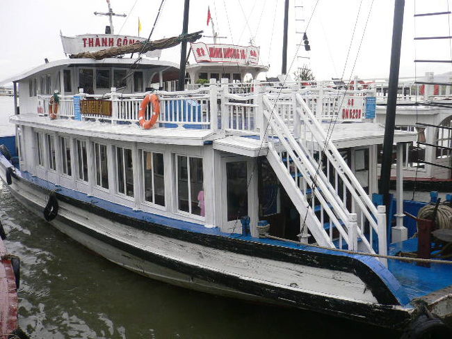 これが　うちらの船です<br />下がレストランのようになっていて　２３人位でテーブルも半分しか<br />使わなかった　ゆったりでした<br />上はデッキです<br />