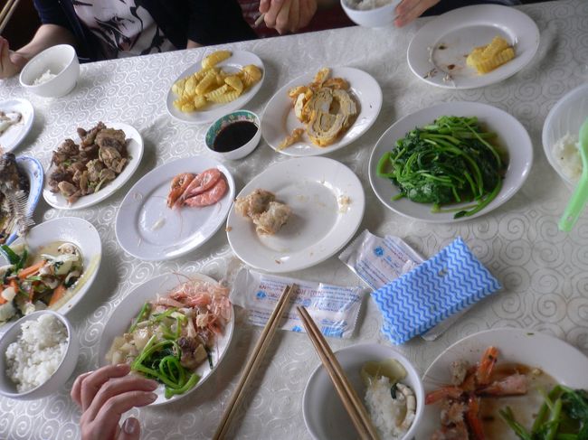 出航後程なくして　お昼ご飯<br />エビの茹でたのとイカの炒め物、青菜の炒め物、卵焼き、ポテトフライ<br />肉の何かとか揚げ物（もうほとんどいい加減）ご飯がどっさり<br />バスの中でガイドさんが　スペシャルオーダーはないか　と聞きに来るので<br />頼めば色々あるみたい。貝を頼んだ人もいましたよ