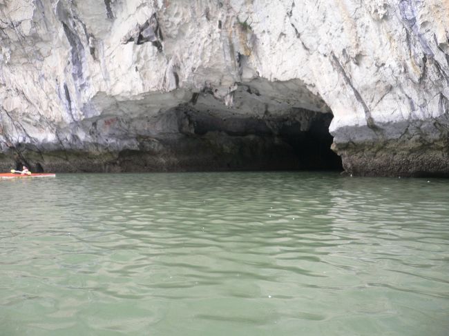 養魚場に到着するや否や　カヤックか手こぎの小舟に乗り換えて洞窟の様な所に行くけどどっちだと言う　私はカヤックに乗り込む事がすでに困難なため　迷わずバンブーボートへ<br />座るか座らないかのうちに　やり手姉ちゃんが「マニー、マニー（money）」と集金に来ます。待つのが大嫌いなダンナはこう言う流れる様な展開でも<br />小雨が降ってきたからカッパを着ろとかライフジャケットは着けたかとか<br />私の面倒も見つつササッとお金を払って準備完了、姉ちゃんに蹴り込まれたバンブーボートは静かに海へ<br /><br /><br /><br />