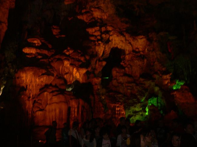 写真が悪くてすみません<br />良く取れているどなたかの写真を見るか行って見るかしてください（汗）<br />ティエンクン洞はダウゴー島の鍾乳洞で　上陸してガイドさんが5万ドンで買ったチケットに穴をパチンと開けてもらい　不規則な石段を登ります<br />覚悟して登りだしたら　ものの5分で入口に到着。中の方が暗くて<br />上や周りを見ているから足元が危ない感じで段差があり要注意です