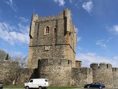 Castelo
このお城は、初代ポルトガル国王（アフォンソ1世）の息子のDom Sanch ?（サンショ1世）が1157年に建てました。
初代ポルトガル王が亡き後、彼がポルトガル王になっています。
彼は植民王とも呼ばれています。
四角い塔の部分は15世紀のものです。
窓はゴシック様式。