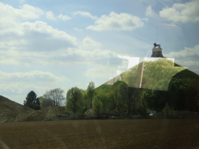 車窓より<br /><br />あ、丘の上に、なにかいる？！