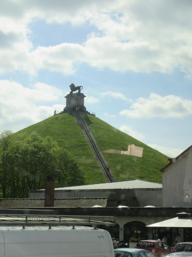 車窓より<br /><br />ワーテルローの、ライオンの丘でしたヽ(^o^)丿<br /><br />と、撮影してたら、突然ガッシャーン！！！という音と振動が\(◎o◎)／！<br />ジョンさん、バックしすぎて、後ろにあった柵（移動式）に、当たっちゃったようです(^_^;)<br />ゆっくりだったので、たいした事なさそうです。<br /><br />ジョンさん、ごめんね！って、苦笑いしてました(*^_^*)<br />皆、笑顔で「大丈夫！」(^_^)v