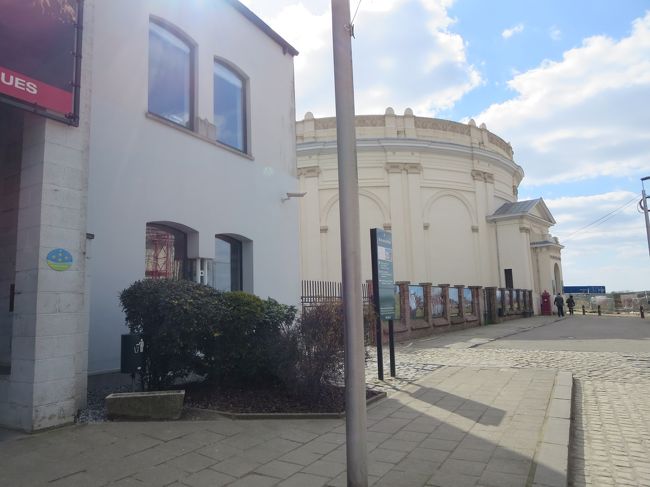 どうも、奥に見えてる円形の建物が、パノラマ館のようです。