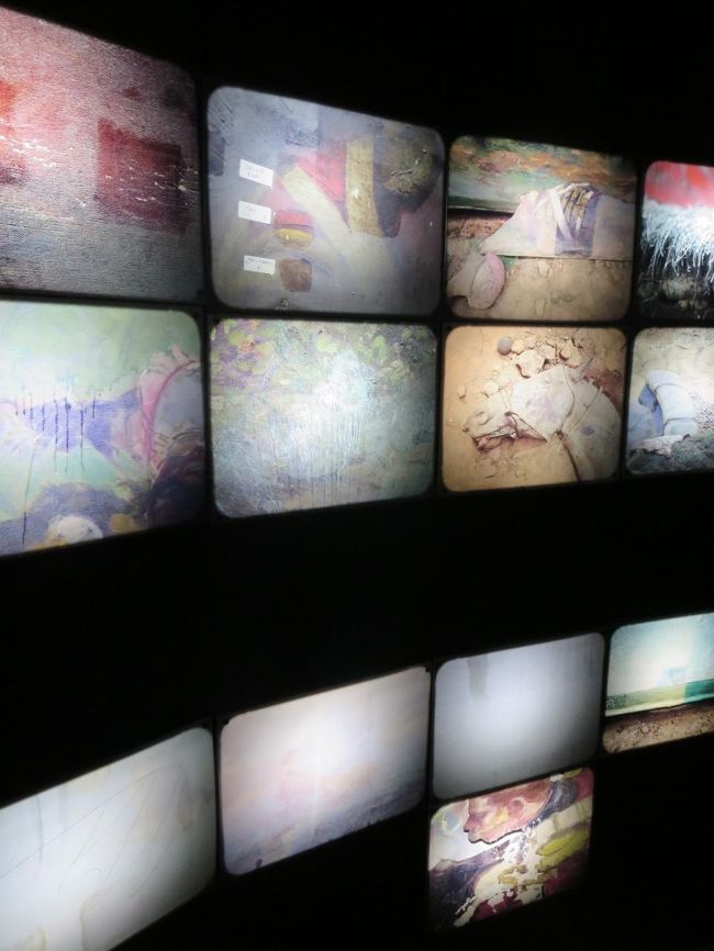 薄暗い部屋に、すごい数の展示です。