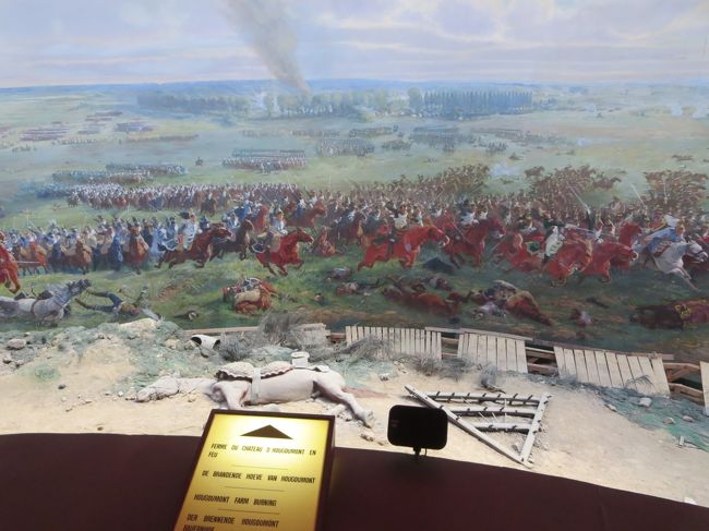 ２Ｆは、中央に丸い広場があって、周り３６０度、幅１１０メートルの布に、戦闘場面が描かれています。<br />結構リアルです・・・。<br /><br />１９１２年、フランスの画家Ｄｕｍｏｕｌｉｎによって描かれたそうです。