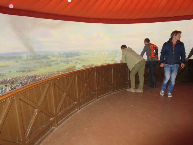 こういう所に立って、周りをぐるっと絵が囲んでいます。<br /><br />では、そろそろライオンの丘に行きます。