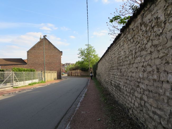 と思ったのですが、あまのじゃくな性格のせいで、右へ曲がりました♪<br /><br />石壁、いいですね！