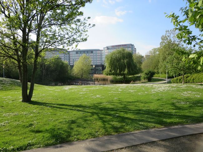 ずんずん入っていくと、奥の方にクラウンプラザが見えます。