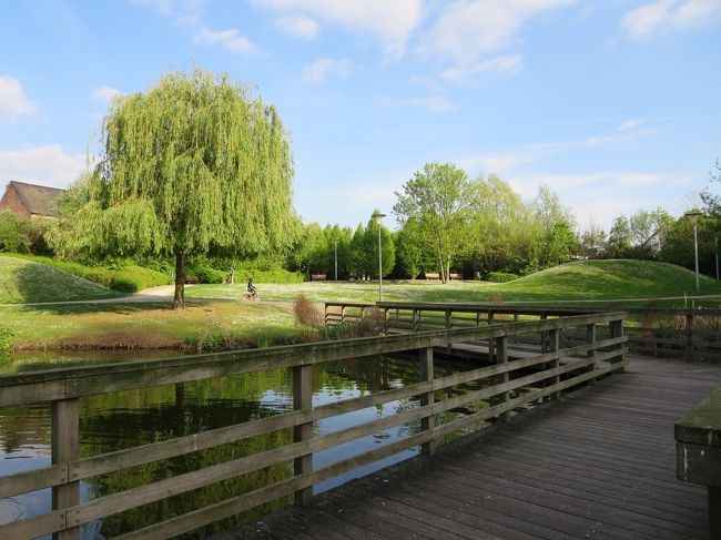 おや！　柳の下あたりに、親子がいました♪<br /><br />さっきの町の人かな？！