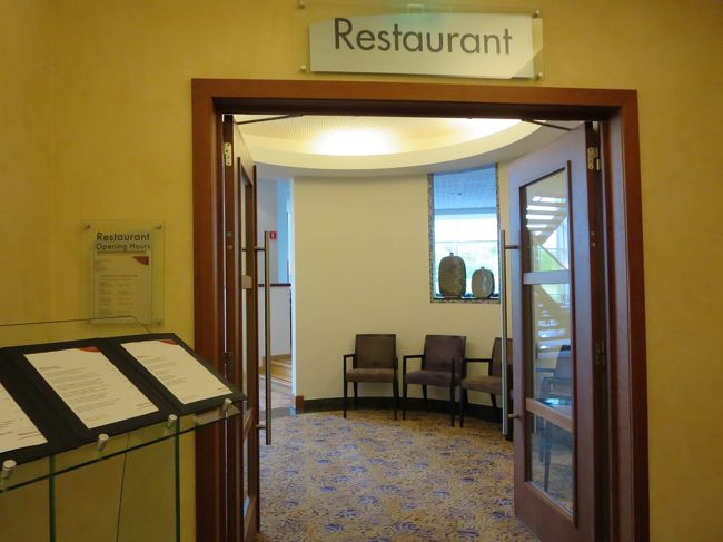 一旦部屋に戻って、１９時に地下のレストランへ。