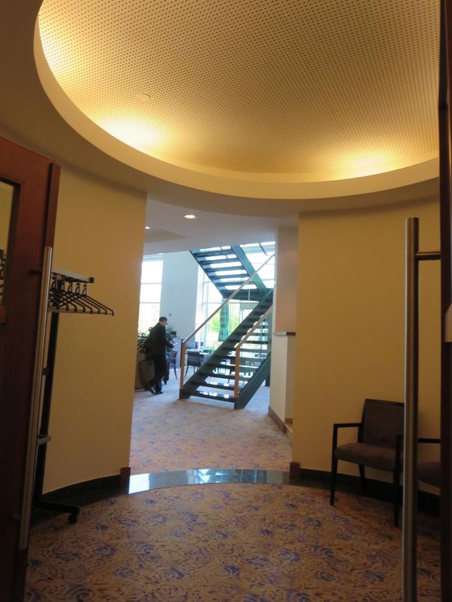 今日のディナーは、クラウンプラザの中のレストランです。