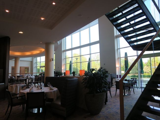 この階段は、ロビーへつながっています。