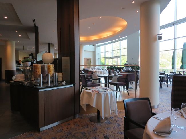明るくて、綺麗なレストランです。<br /><br />右手の窓から、先ほど行ってた公園が見えています。