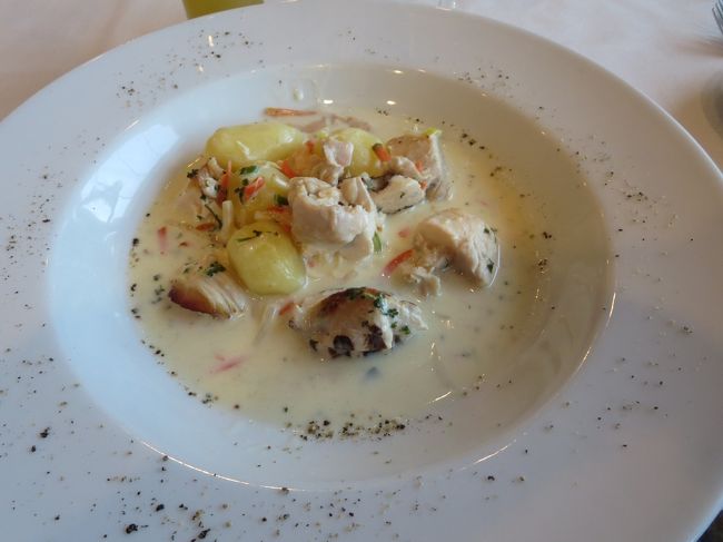 メインは、鶏肉とポテトのクリーム煮です。<br /><br />これも、美味しい♪